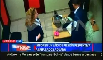 Video: Momentos en que empleados de Aduanas sustraen dinero incautado