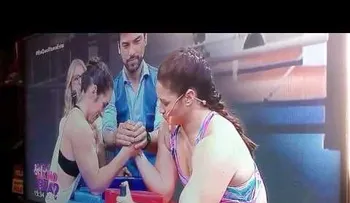Espeluznante momento en que se rompe el brazo en vivo. Los paramédicos no tardaron en atenderla.