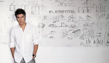 Arquitecto chileno gana prestigioso premio por construir viviendas ingeniosas y de bajo costo
