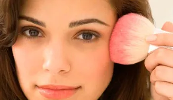 Estudio revela maquillarse mejora salud mujeres mayores