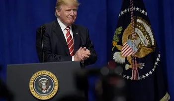  Donal Trump critica a Obama y a medios de comunicación  