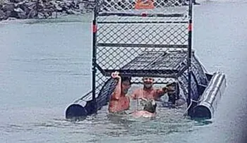 "Los idiotas del siglo" que nadaron en una trampa para cocodrilos y causaron revuelo en Australia