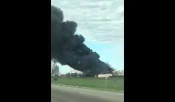 Dos trenes de carga chocan en EU (VIDEO)