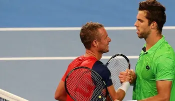 Tropiezo de Hewitt en su  gira de despedida