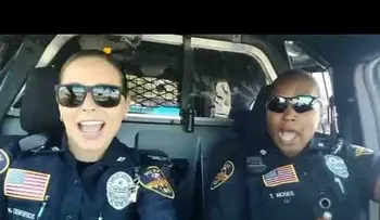 Se viraliza video del duelo musical de dos mujeres policías en EE.UU