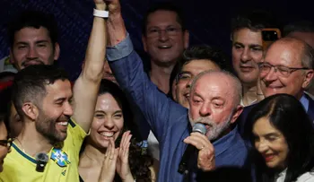 André Janones, el diputado que creó el "Ejército de Lula" en WhatsApp y fue clave en la remontada electoral brasileña