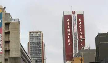 Maduro dictador; la pancarta que colgaron los diputados en el edificio de la Asamblea Nacional