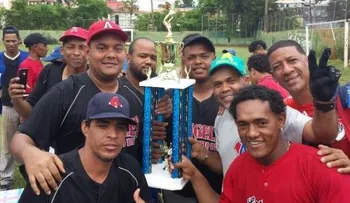 Equipo Los Ángeles gana torneo de softball de Cristo Rey