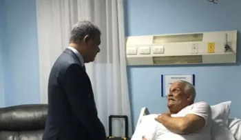 Leonel Fernández visita a Jaime David en hospital
