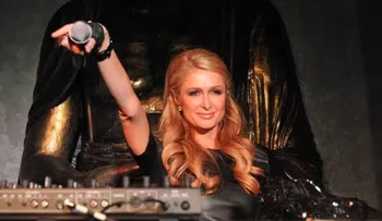 El sorprendente cambio de Paris Hilton: abandonó el rubio y ahora es morocha