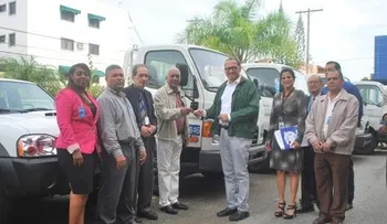 Inapa entrega 16 vehículos a provincias de Programa de Agua Potable y Saneamiento