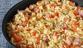Delicioso arroz meloso con salchichas y pimientos; fácil de preparar