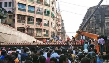 15 personas mueren en la India por derrumbe elevado 