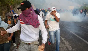 Varias personas heridas por fuertes enfrentamientos entre la Policía y normalistas en México 