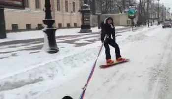 Snowboard de carretera por el centro de San Petersburgo