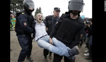 Condenan a 30 días de prisión a líder opositor ruso en medio de protestas en el país