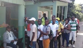 Migración depura haitianos; algunos portan carnés falsificados