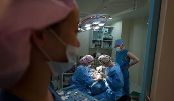 Cuando el cirujano opera a dos pacientes a la vez y en distintos quirófanos