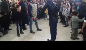 ADVERTENCIA DE FUERTES IMÁGENES: Quiere dar la nota en una boda y se rompe el cuello en un salto mortal