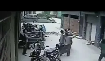 Video: Mujer es salvada de milagro de caer de un edificio