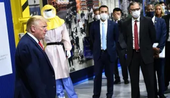 Trump convierte su visita a una fábrica de Ford en un mitin sin mascarilla