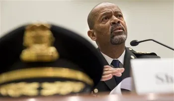 La mitad de negros EEUU se siente discriminado por policías 