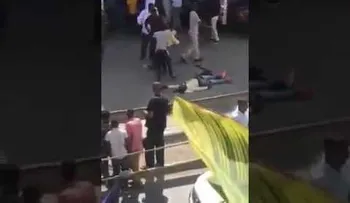 IMAGENES MUY FUERTES: Un policía vestido de civil ejecuta a dos personas en plena calle en Kenia (VIDEO)