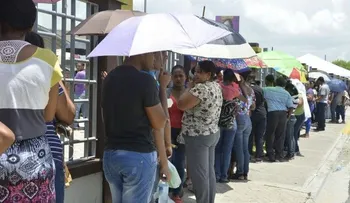 Decenas hacen filas en Junta de SDE en busca de mil pesos de dieta