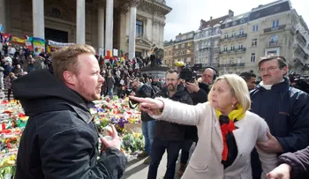 Extremistas haciendo el saludo nazi revientan homenaje a las víctimas de los ataques en Bruselas