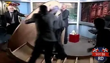 Video: Periodistas desbaratan escenografía durante pelea 