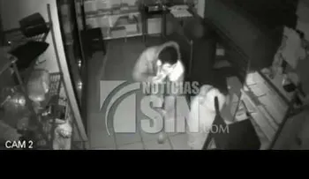  Ladrones quedan atrapados en el techo cuando pretendían robar una farmacia en Chile 