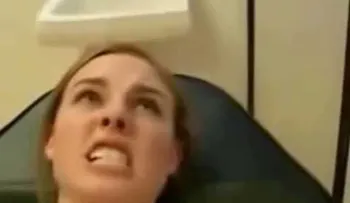 Esta mujer tuvo una extraña reacción mientras le hacen un piercing (VIDEO)