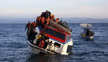 Dos yihadistas involucrados en la masacre de París fueron rescatados de un barco con refugiados