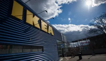 Un niño dispara una pistola cargada que encontró en un sofá en IKEA