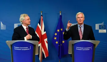 Sumido en el caos, el gobierno británico inicia las negociaciones del brexit