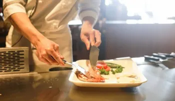 Mozos te llevan la comida a la boca en un restaurante, para que no suelte tu celular. "Ahí va el avioncito, abra la boca"