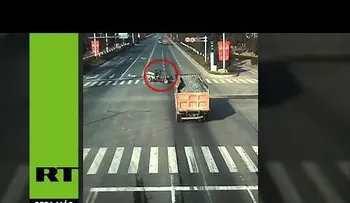 ¿Tractorista suicida?: Un camión embiste y hace añicos a un tractor