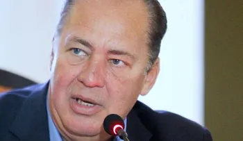 Gobernador de EEUU en misión comercial a Cuba defiende mantener acercamiento