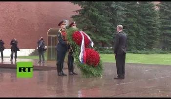 Putin ignora intensa lluvia durante homenaje a víctimas de la II GM