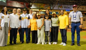 Leonardo Aguilera lanza primera bola en Estadio Cibao