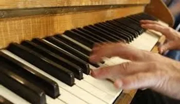 La inaudita sentencia a un científico por tocar el piano por tres años