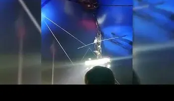 Un acróbata se cae de una cuerda en un circo en Siberia