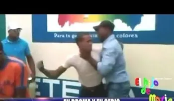 Dos mujeres matándose a las trompadas por un hombre.