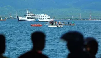Pasajeros brincan al mar al naufragar barco en Indonesia