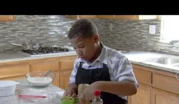La tierna historia de un niño que vende dulce para comprarle una casa a su madre (VIDEO)