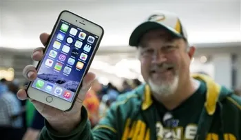 Venta récord de iPhone aumenta utilidades de Apple 