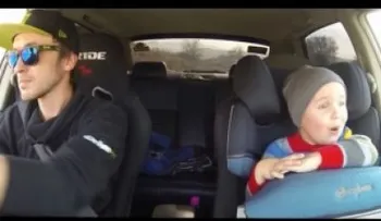 La reacción de un niño a un 'drifting' extremo con su padre (Video)