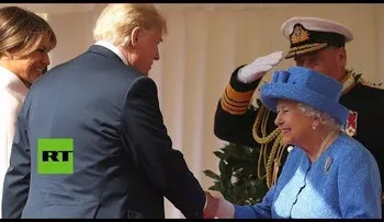 Momento incómodo: Trump rompe el protocolo y confunde a la reina Isabel II (VIDEO)