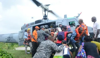 Espectacular rescate aéreo de ancianos, niños y mujeres embarazadas atrapados por las lluvias en Monte Plata