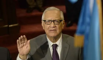 Alejandro Maldonado toma juramento como presidente de Guatemala